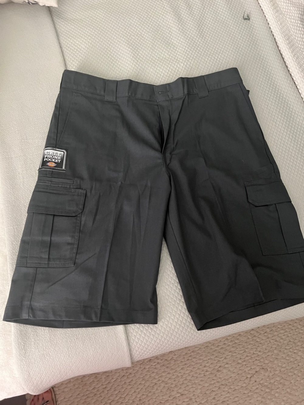 Dickies Men’s Black Relaxed Fit Cargo Shorts with Utility Pockets. Size 40 waist